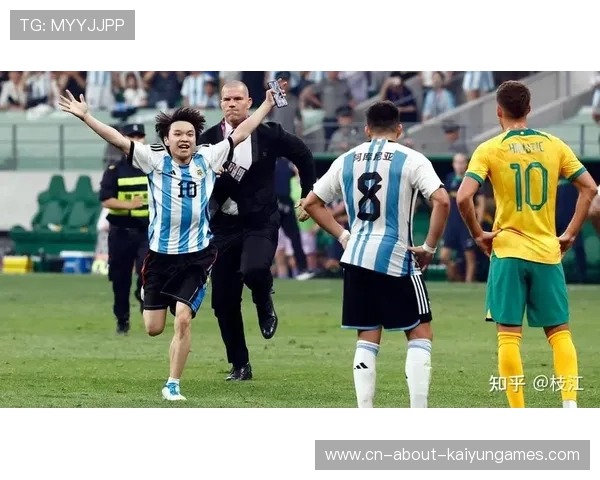 球迷冲进场拥抱球星，安保被骂没反应